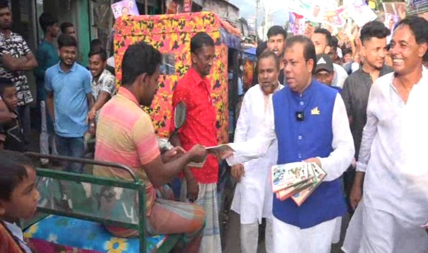 নোয়াখালীতে নৌকা মার্কায় ভোট চেয়ে লিফলেট বিতরণ